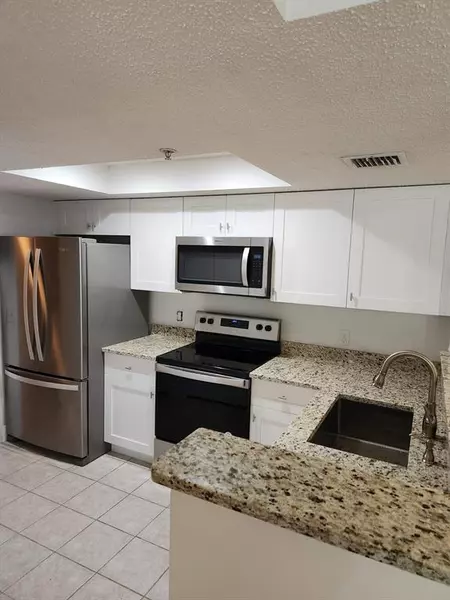 5041 WILES RD #105, Coconut Creek, FL 33073