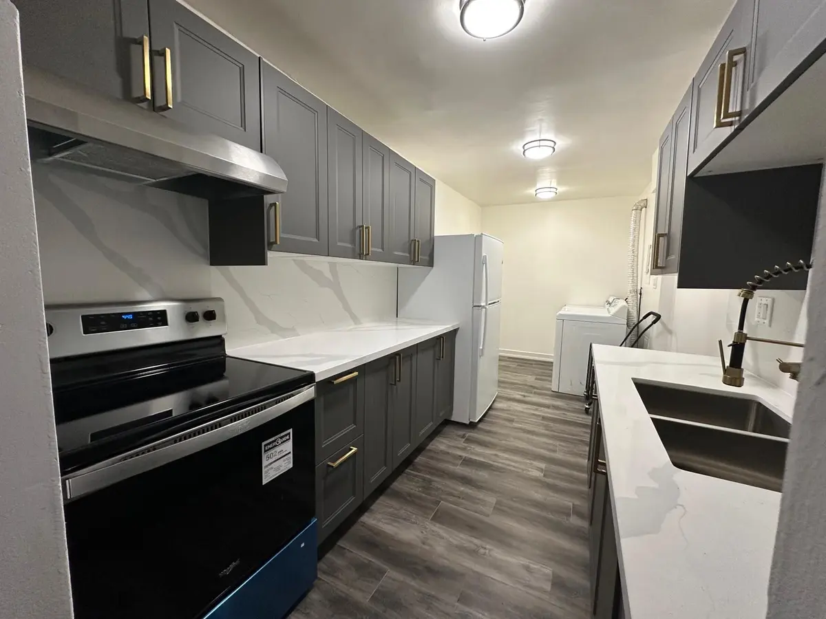 Toronto W09, ON M9R 1S8,320 Dixon RD #1616