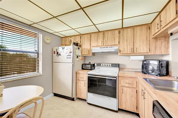 Sunrise, FL 33322,10101 Sunrise Lakes Blvd #305