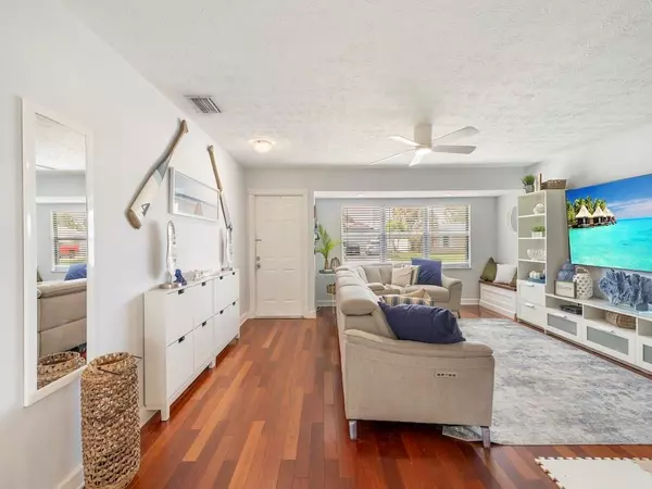 Port St Lucie, FL 34983,121 NW Doreen St