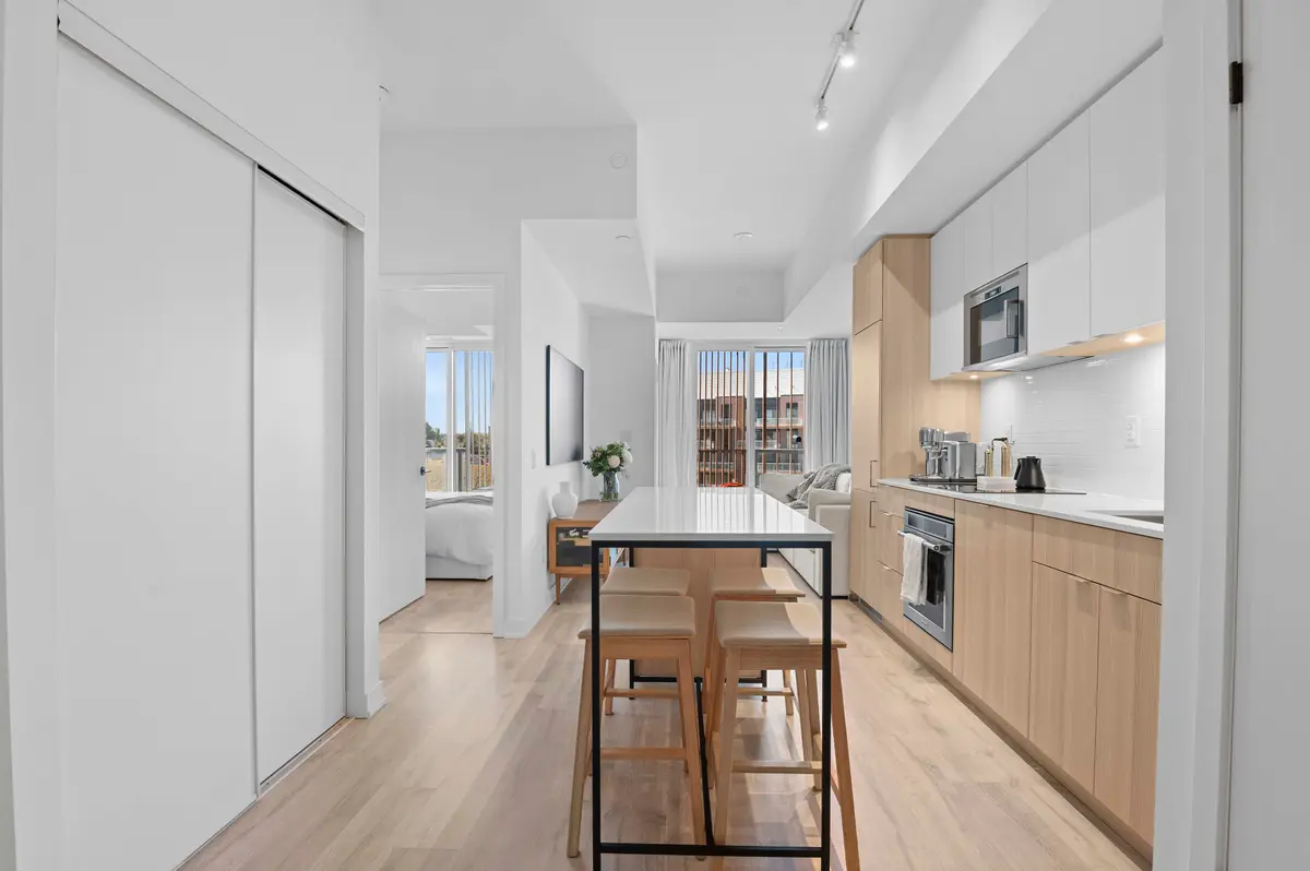 Mississauga, ON L5H 0A9,220 Missinnihe WAY #403