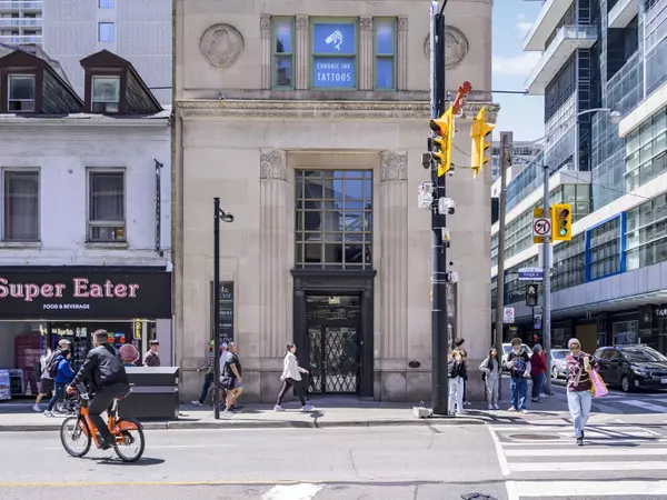 Toronto C01, ON M5B 1S6,378 Yonge ST