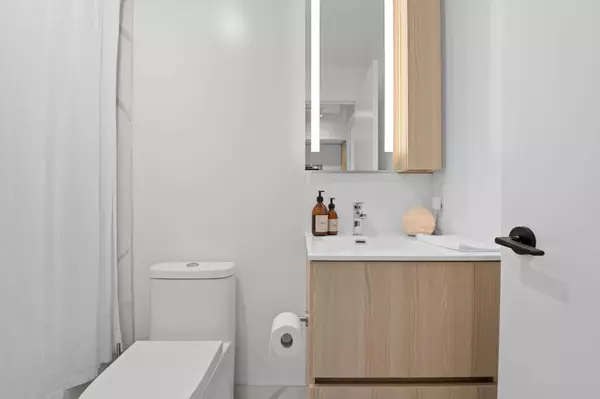 Mississauga, ON L5H 0A9,220 Missinnihe WAY #403