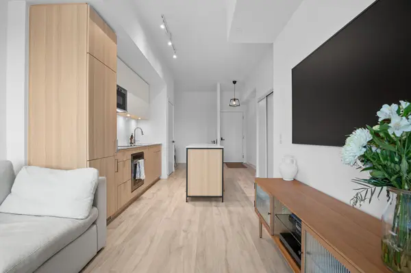 Mississauga, ON L5H 0A9,220 Missinnihe WAY #403