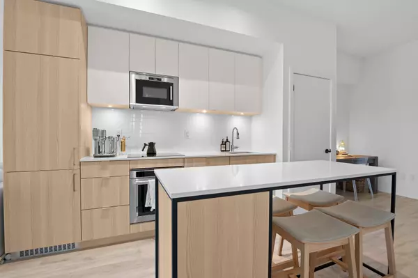 Mississauga, ON L5H 0A9,220 Missinnihe WAY #403