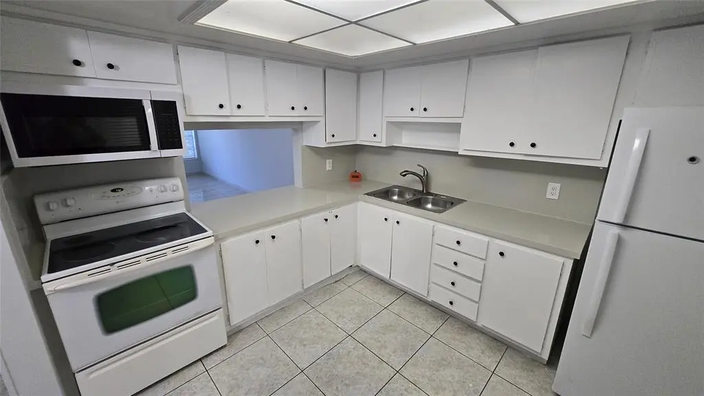 North Miami Beach, FL 33162,16800 NE 15th Ave #209