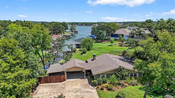100 Kiowa Drive S, Lake Kiowa, TX 76240
