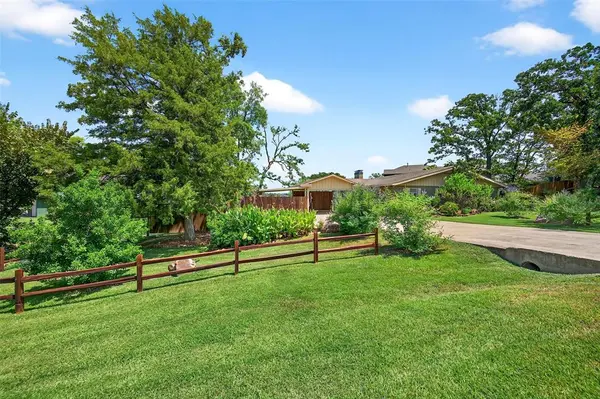 Lake Kiowa, TX 76240,100 Kiowa Drive S