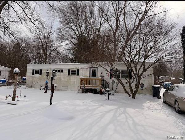 5742 Comanche LN, Howell, MI 48843