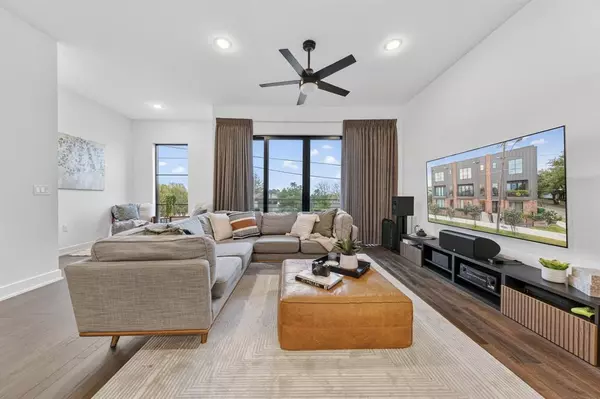 Dallas, TX 75208,737 N Zang Boulevard #102