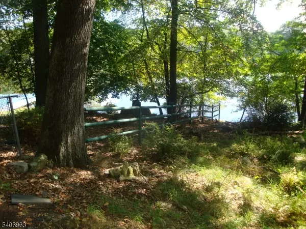 Hopatcong Boro, NJ 07843,207 Hudson Ave