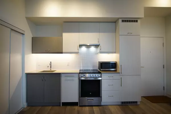 Toronto C01, ON M5T 0C1,181 Huron ST #904