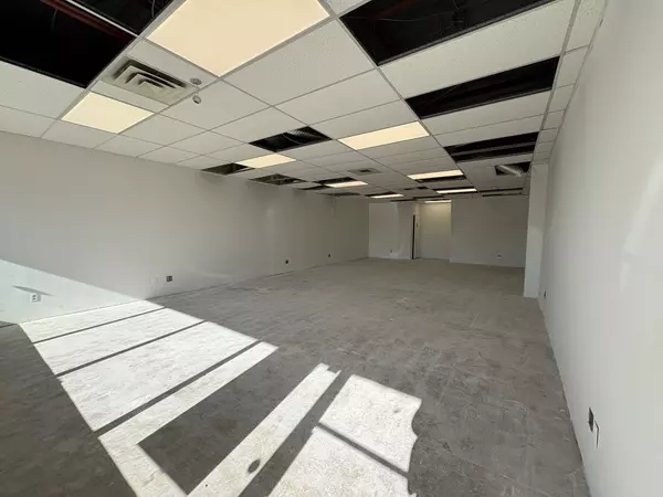 Oshawa, ON L1J 2J9,400 King ST W #8