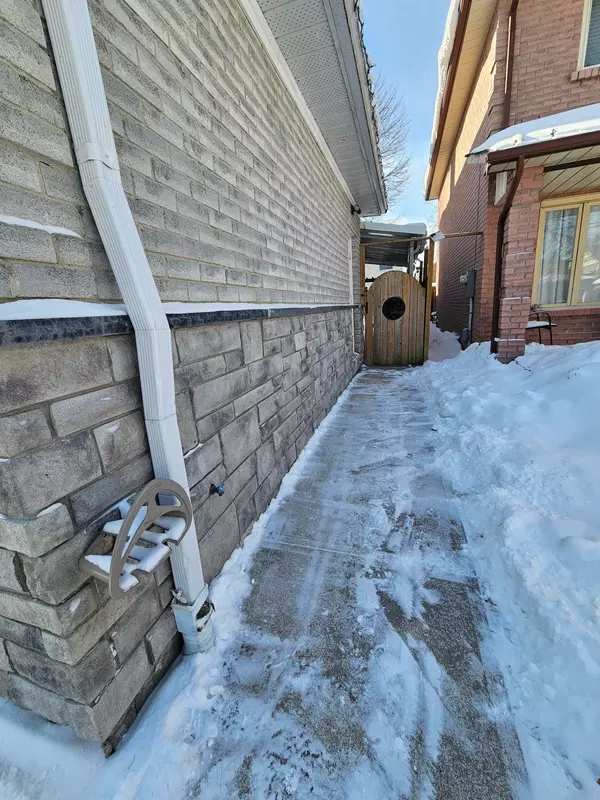 Toronto E10, ON M1C 3P4,106 East AVE #Basement