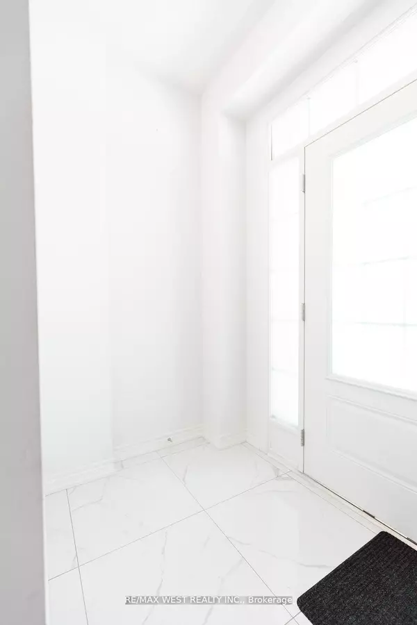 East Gwillimbury, ON L0G 1M0,31 Frederick Taylor WAY