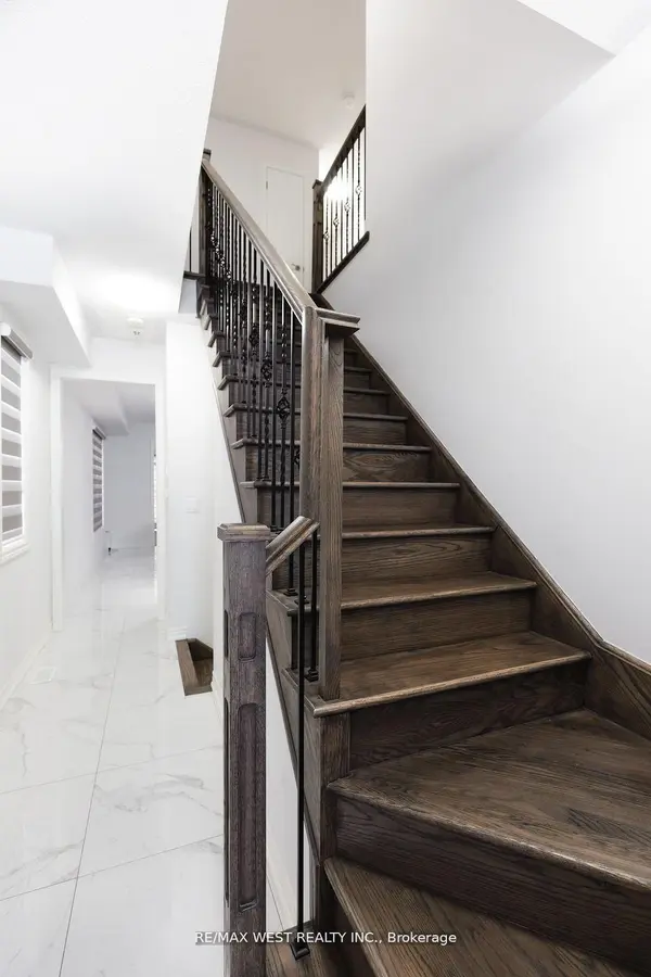 East Gwillimbury, ON L0G 1M0,31 Frederick Taylor WAY