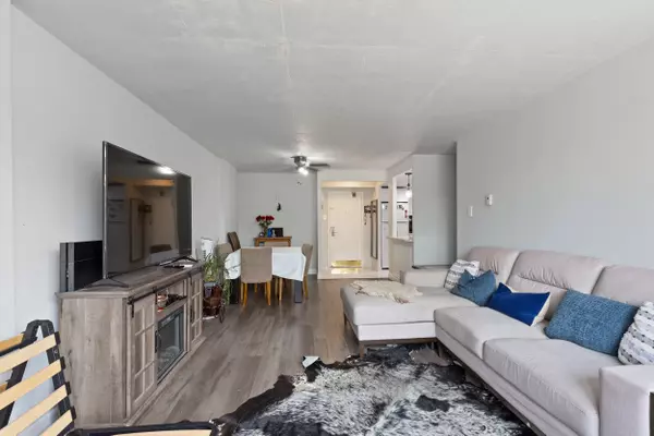 Mississauga, ON L5B 3Y8,25 Fairview RD W #707