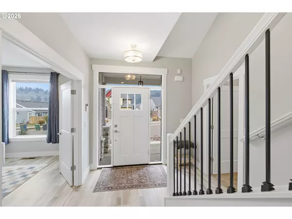 Silverton, OR 97381,816 RILEY DR