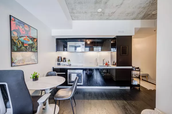 Toronto C01, ON M6J 0E5,20 Minowan Miikan LN E #1028