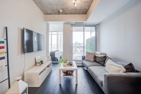 Toronto C01, ON M6J 0E5,20 Minowan Miikan LN E #1028