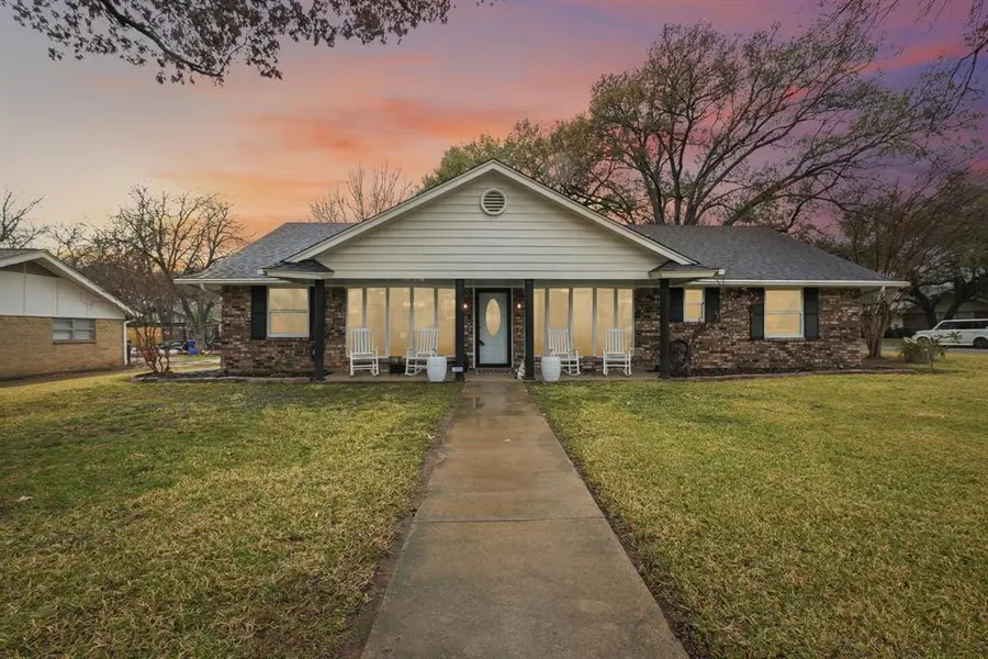 17 Lincolnshire Circle, Bedford, TX 76021