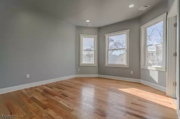 Newark City, NJ 07108,882 S 14Th St #3