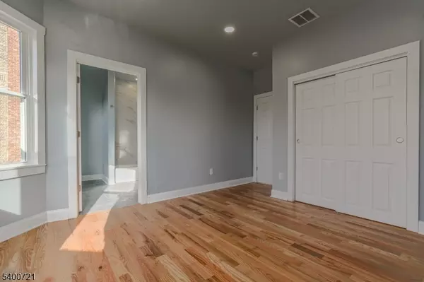 Newark City, NJ 07108,882 S 14Th St #3