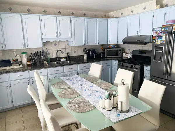 Toronto E03, ON M4B 2A8,42 Yardley AVE