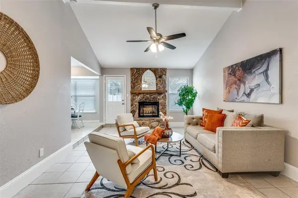 702 W Lynn Creek Drive, Arlington, TX 76001