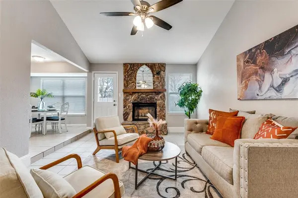 702 W Lynn Creek Drive, Arlington, TX 76001