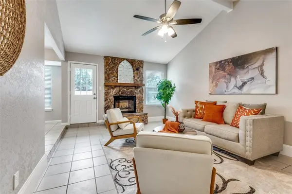 702 W Lynn Creek Drive, Arlington, TX 76001