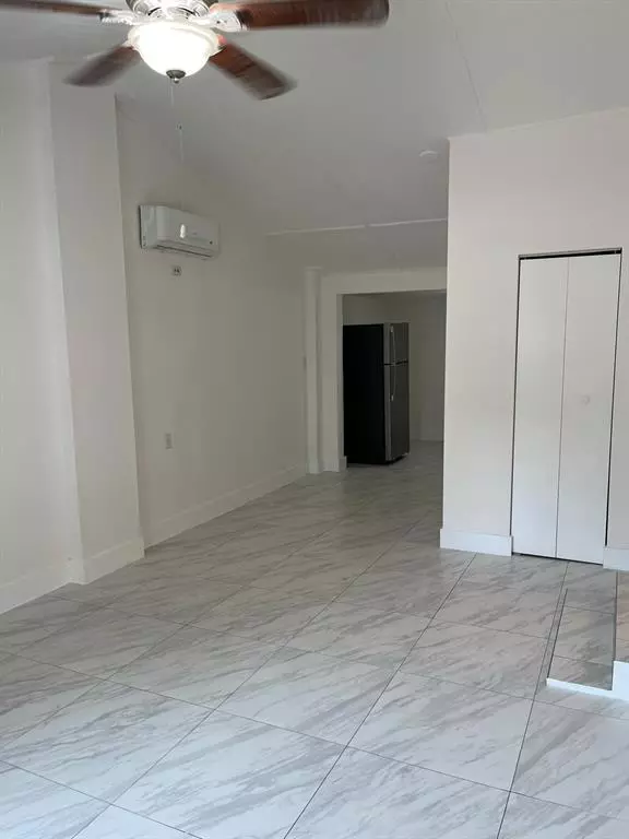 Oakland Park, FL 33334,735 NE 37th St #A