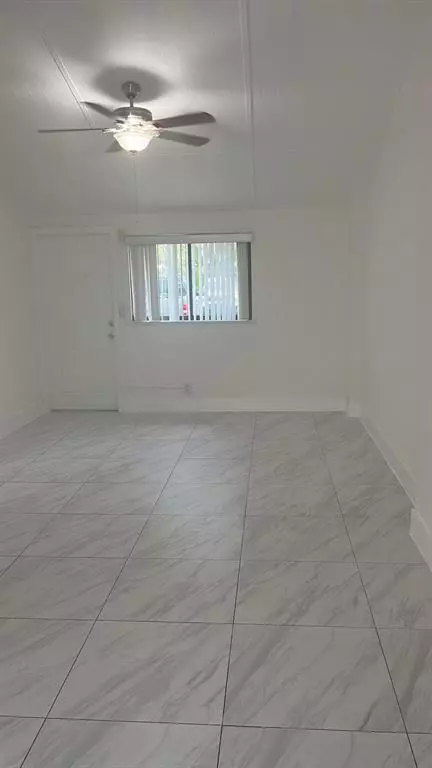 Oakland Park, FL 33334,735 NE 37th St #A