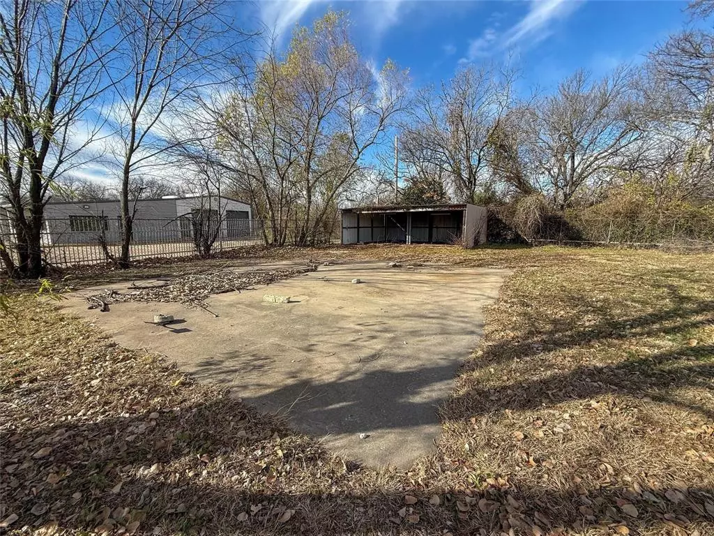 Cleburne, TX 76033,1709 N Main Street