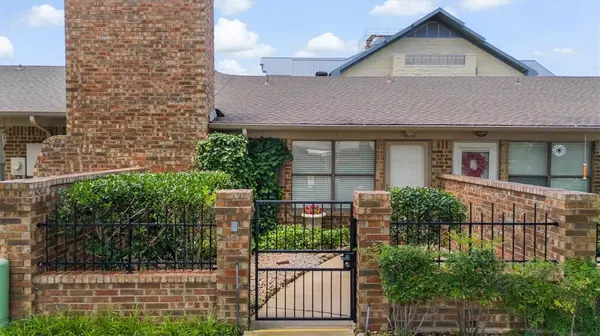 1109 Glenbrook Street, Benbrook, TX 76126