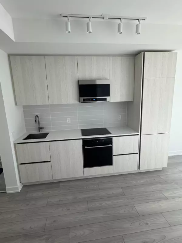 Toronto C10, ON M4P 1V7,110 Broadway AVE #2406S