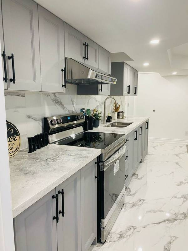 8 Wimbledon CT, Whitby, ON L1P 0B7