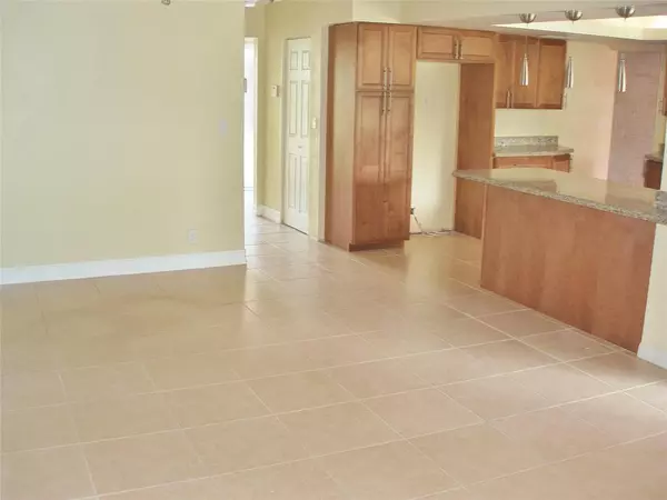 Plantation, FL 33324,10402 NW 6th St