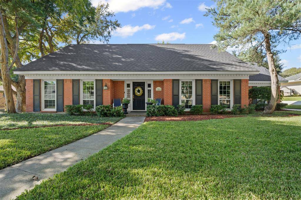 3800 Hollow Creek Road, Benbrook, TX 76116