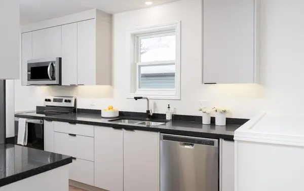 18 Louise LN #Main Fl, Orillia, ON L3V 7W1