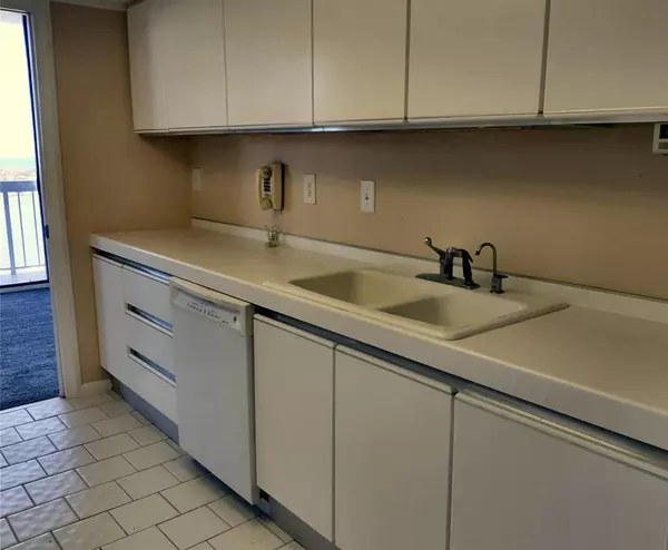 North Palm Beach, FL 33408,123 Lakeshore #2042