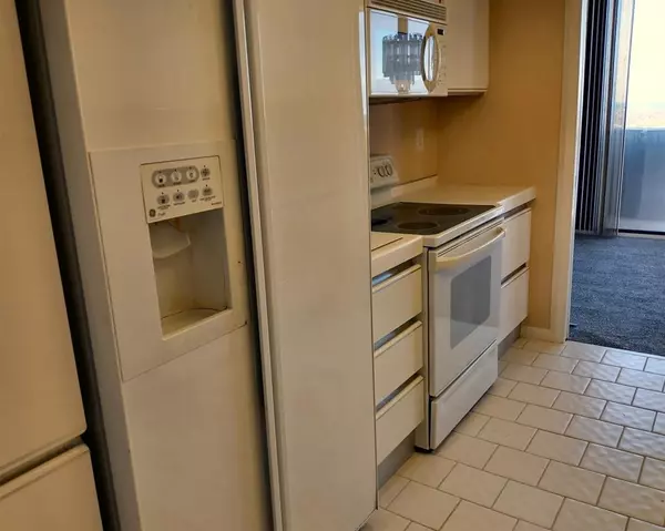 North Palm Beach, FL 33408,123 Lakeshore #2042