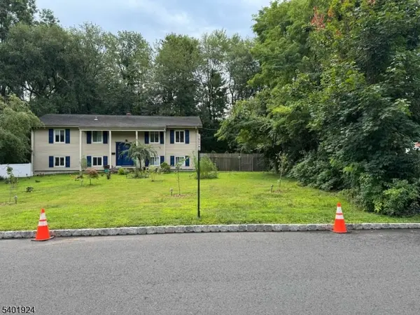 31 Green Dr, East Hanover Twp., NJ 07936