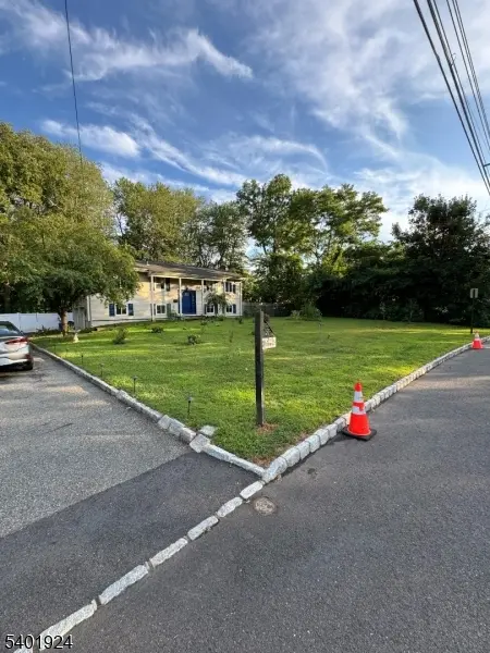 31 Green Dr, East Hanover Twp., NJ 07936