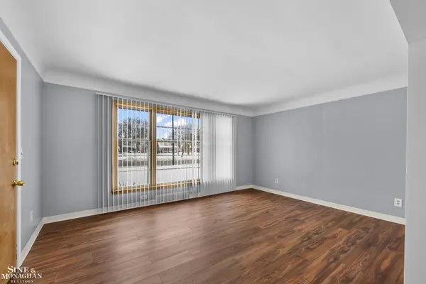 2037 Vernier RD, Grosse Pointe Woods, MI 48236