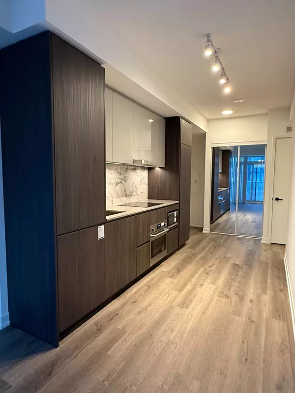 Vaughan, ON L4K 0R2,8 Interchange WAY #5201