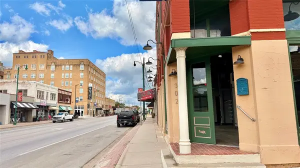 Mineral Wells, TX 76067,302 N Oak Avenue