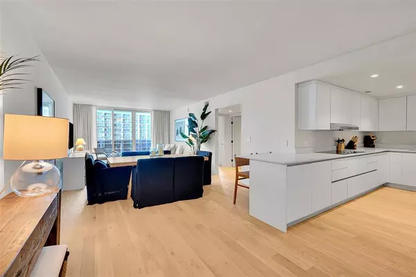 Miami Beach, FL 33139,2301 Collins Ave #1008