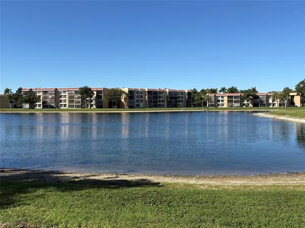 Margate, FL 33063,5926 Coral Lake Dr #302