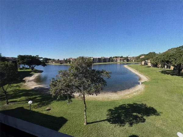 Margate, FL 33063,5926 Coral Lake Dr #302